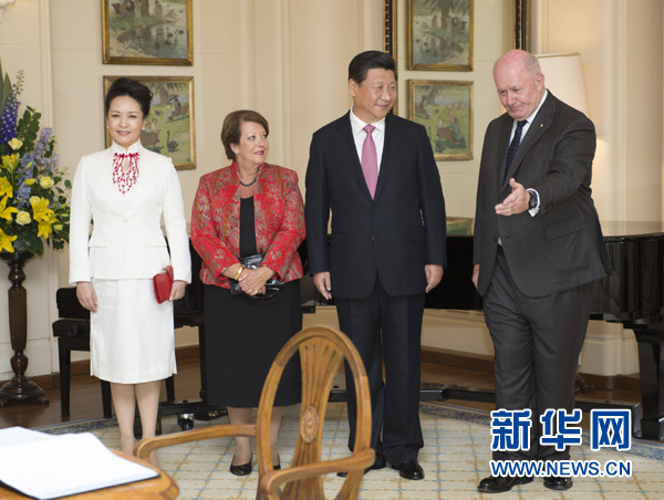 11月17日，中國(guó)國(guó)家主席習(xí)近平在堪培拉會(huì)見(jiàn)澳大利亞總督科斯格羅夫。會(huì)見(jiàn)前，科斯格羅夫在總督府草坪為習(xí)近平舉行隆重歡迎儀式。習(xí)近平和夫人彭麗媛抵達(dá)時(shí)，受到科斯格羅夫總督夫婦熱情迎接。新華社記者黃敬文 攝 