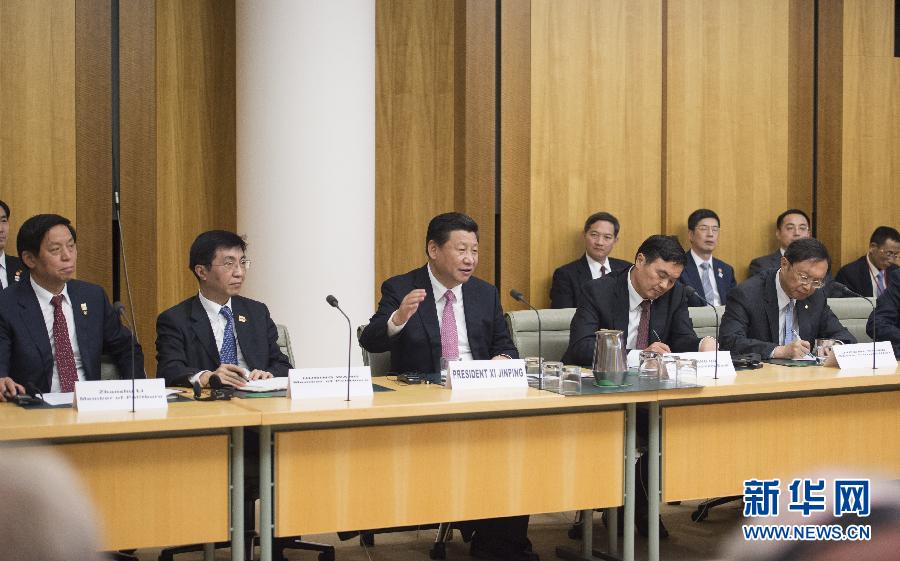11月17日，國(guó)家主席習(xí)近平在堪培拉和澳大利亞總理阿博特共同出席第四屆中澳工商界首席執(zhí)行官圓桌會(huì)。這次會(huì)議是由澳大利亞企業(yè)領(lǐng)袖理事會(huì)和中國(guó)國(guó)家開(kāi)發(fā)銀行共同組織承辦的。新華社記者 謝環(huán)馳 攝 