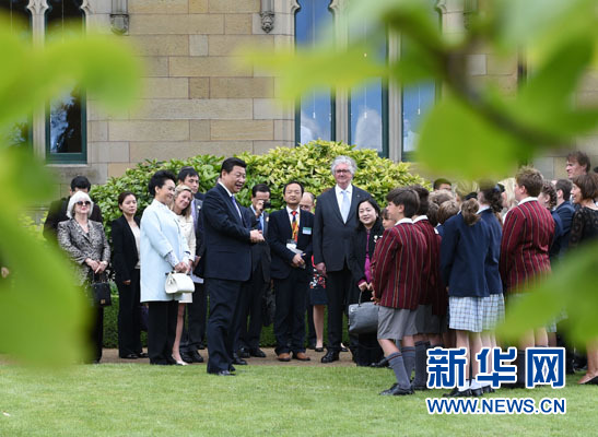 11月18日，國家主席習(xí)近平在澳大利亞塔斯馬尼亞州與朗塞斯頓市斯科奇－歐克伯恩小學(xué)的小學(xué)生共同植樹。新華社記者 馬占成 攝