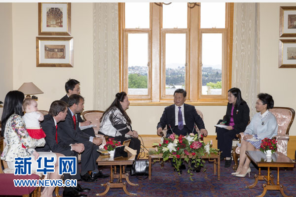 11月18日，國家主席習(xí)近平在澳大利亞塔斯馬尼亞州參觀訪問。這是習(xí)近平看望已故塔斯馬尼亞州前州長培根的家人。新華社記者 丁林 攝