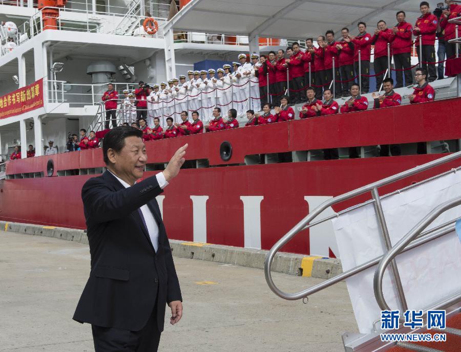 11月18日，正在澳大利亞塔斯馬尼亞州首府霍巴特訪問(wèn)的中國(guó)國(guó)家主席習(xí)近平在澳大利亞總理阿博特陪同下參觀南極科考項(xiàng)目并慰問(wèn)兩國(guó)科考人員。這是習(xí)近平在霍巴特港看望正在這里補(bǔ)給的“雪龍”號(hào)全體科考人員。新華社記者李學(xué)仁攝 
