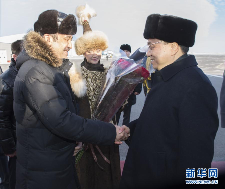 12月14日，應(yīng)哈薩克斯坦共和國(guó)總理馬西莫夫邀請(qǐng)，國(guó)務(wù)院總理李克強(qiáng)乘專機(jī)抵達(dá)阿斯塔納國(guó)際機(jī)場(chǎng)，開(kāi)始對(duì)哈薩克斯坦進(jìn)行正式訪問(wèn)，舉行中哈總理第二次定期會(huì)晤，并出席上海合作組織成員國(guó)政府首腦理事會(huì)第十三次會(huì)議。這是馬西莫夫到機(jī)場(chǎng)迎接李克強(qiáng)。新華社記者 黃敬文 攝