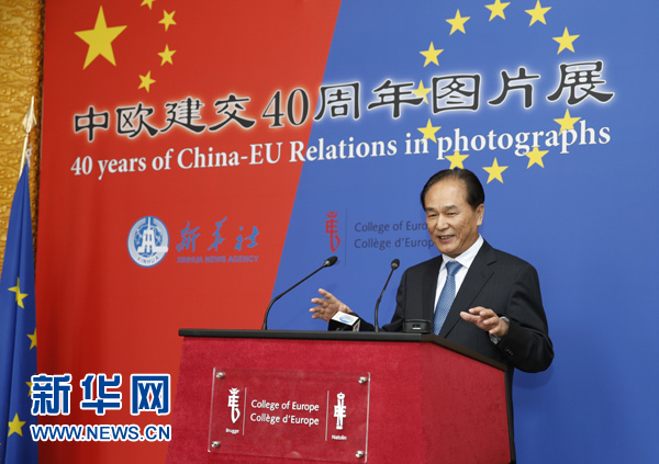 5月18日，正在比利時(shí)訪問(wèn)的新華社社長(zhǎng)蔡名照在比利時(shí)布魯日歐洲學(xué)院舉行的“中歐建交40周年圖片展”開(kāi)幕式上致辭。在中歐建交40周年之際，由新華社、歐洲學(xué)院主辦的“中歐建交40周年圖片展”18日在位于比利時(shí)布魯日的歐洲學(xué)院開(kāi)幕。 新華社記者葉平凡攝 