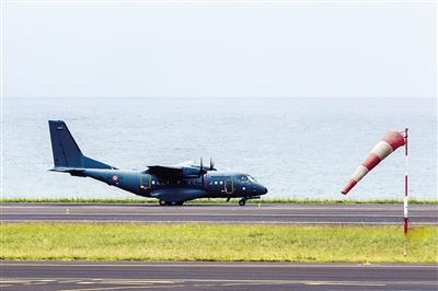 7日，法屬留尼汪島，法國軍事運(yùn)輸機(jī)沿海岸搜尋MH370殘骸。