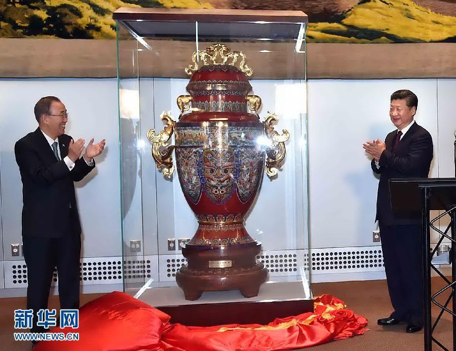 9月27日，國家主席習(xí)近平在紐約出席中國向聯(lián)合國贈送“和平尊”儀式。聯(lián)合國秘書長潘基文出席。 新華社記者 李濤 攝 