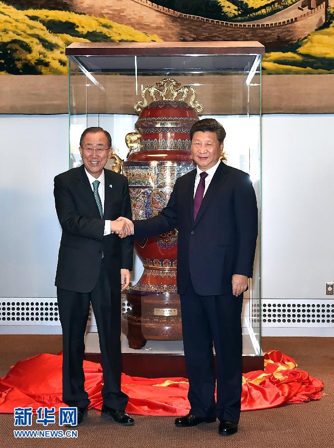  9月27日，國家主席習(xí)近平在紐約出席中國向聯(lián)合國贈送“和平尊”儀式。聯(lián)合國秘書長潘基文出席。 新華社記者 李濤 攝 