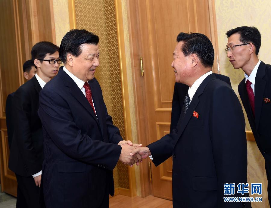 10月9日，在朝鮮進(jìn)行正式友好訪問的中共中央政治局常委、中央書記處書記劉云山與朝鮮勞動(dòng)黨中央政治局委員、中央書記崔龍海舉行會(huì)談。新華社記者 饒愛民 攝