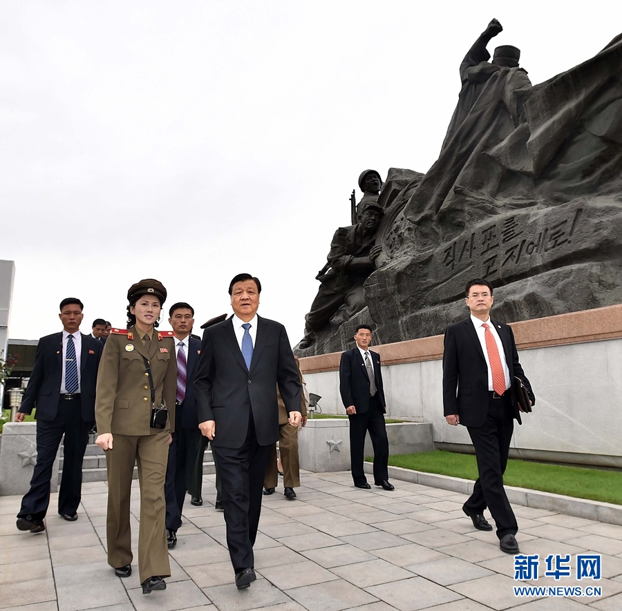 10月10日，正在朝鮮訪問的中共中央政治局常委、中央書記處書記劉云山在平壤參觀朝鮮祖國解放戰(zhàn)爭勝利紀(jì)念館。 新華社記者 李濤 攝