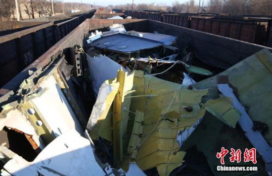 資料圖：烏克蘭頓涅茨克，MH17墜毀客機的殘骸裝上火車。圖片來源：CFP視覺中國