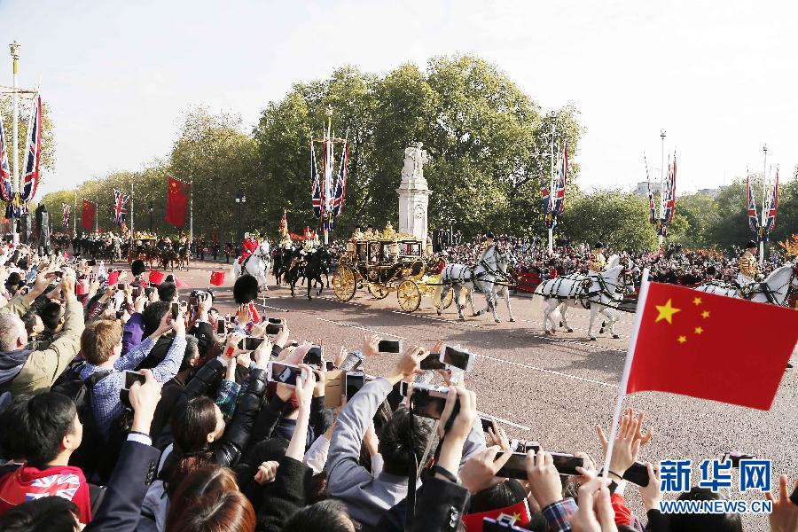 這是習(xí)近平和夫人彭麗媛在女王夫婦陪同下，乘坐皇家馬車前往白金漢宮下榻。新華社記者 周磊 攝
