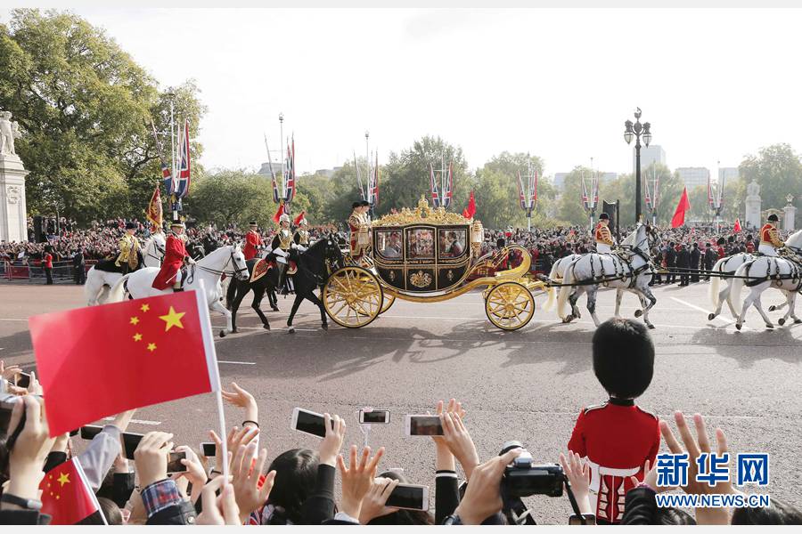 這是習(xí)近平和夫人彭麗媛在女王夫婦陪同下，乘坐皇家馬車前往白金漢宮下榻。新華社記者 周磊 攝