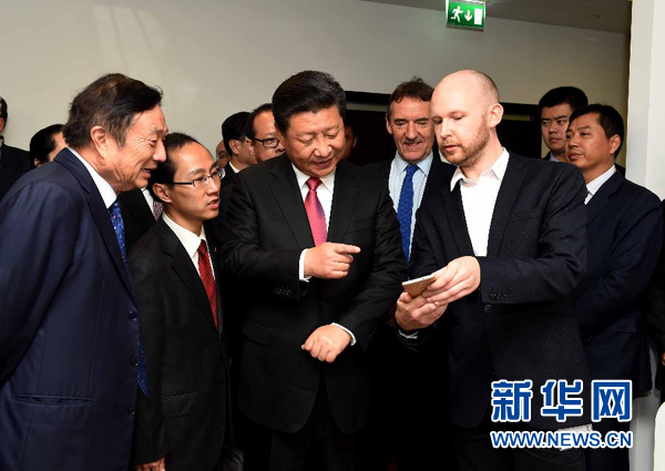 10月21日，國家主席習(xí)近平在倫敦參觀華為英國公司。 新華社記者 饒愛民 攝