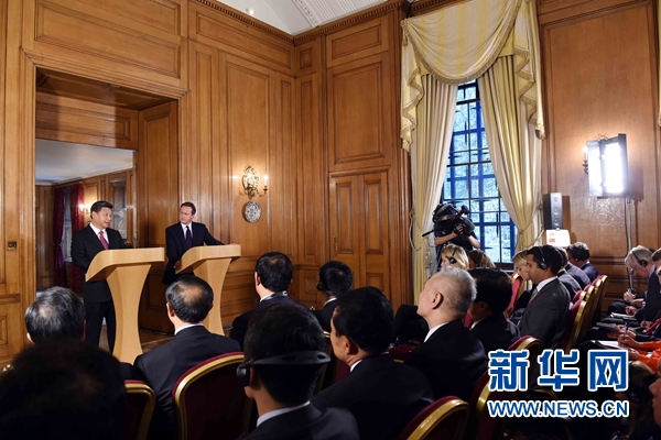 10月21日，國家主席習(xí)近平在倫敦唐寧街首相府同英國首相卡梅倫舉行會談。這是會談結(jié)束后，習(xí)近平和卡梅倫共同會見記者。 新華社記者 饒愛民 攝 
