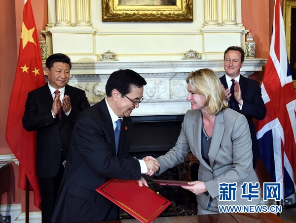 10月21日，國家主席習(xí)近平在倫敦唐寧街首相府同英國首相卡梅倫舉行會談。這是會談結(jié)束后，兩國領(lǐng)導(dǎo)人共同見證雙邊合作文件的簽署。新華社記者 饒愛民 攝 