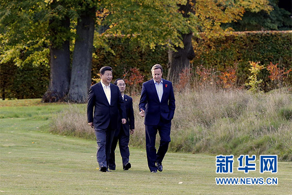 這是習(xí)近平與卡梅倫漫步草坪，邊走邊談。新華社記者 鞠鵬攝