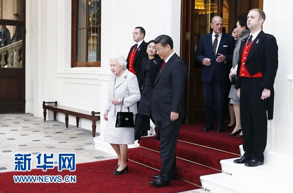 10月22日，國家主席習(xí)近平和夫人彭麗媛離開白金漢宮。離開前，英國女王伊麗莎白二世和丈夫菲利普親王專門前來同習(xí)近平夫婦親切話別。新華社記者 鞠鵬 攝