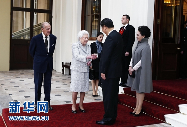 10月22日，國家主席習(xí)近平和夫人彭麗媛離開白金漢宮。離開前，英國女王伊麗莎白二世和丈夫菲利普親王專門前來同習(xí)近平夫婦親切話別。新華社記者 鞠鵬 攝