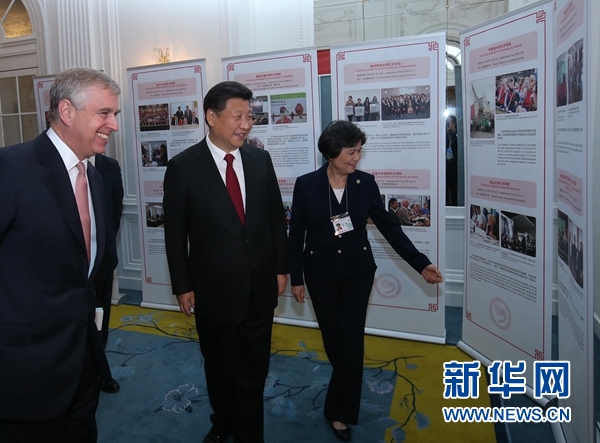 10月22日，國家主席習(xí)近平在倫敦出席全英孔子學(xué)院和孔子課堂年會開幕式。這是習(xí)近平參觀全英孔子學(xué)院和孔子課堂成果圖片展。 新華社記者 龐興雷 攝
