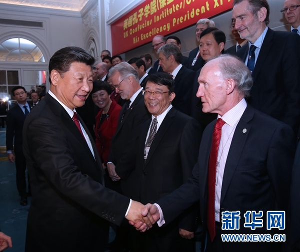 10月22日，國家主席習(xí)近平在倫敦出席全英孔子學(xué)院和孔子課堂年會開幕式。這是習(xí)近平同參加開幕式的嘉賓親切交談。 新華社記者 龐興雷 攝 