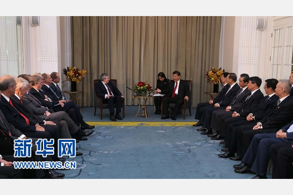 10月22日，國家主席習近平在倫敦集體會見英國前首相布朗等英國友人。新華社記者 龐興雷 攝 
