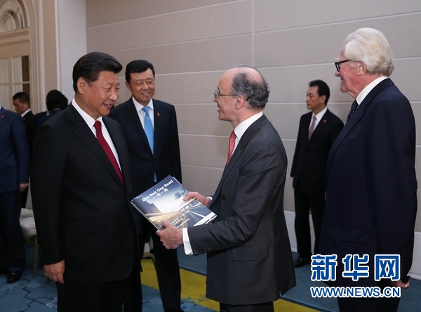 10月22日，國家主席習近平在倫敦集體會見英國前首相布朗等英國友人。新華社記者 龐興雷 攝 
