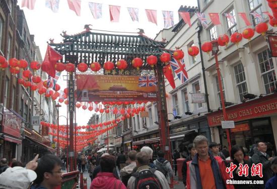 習(xí)近平主席訪問英國，倫敦唐人街掛出大紅燈籠和中英兩國國旗。 <a target='_blank' ><p  align=