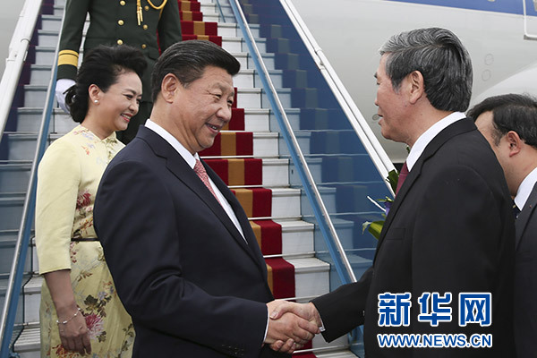 11月5日，中共中央總書記、國家主席習近平抵達越南首都河內(nèi)，開始對越南進行國事訪問。這是越南高級官員到機場迎接習近平和夫人彭麗媛。新華社記者蘭紅光攝 