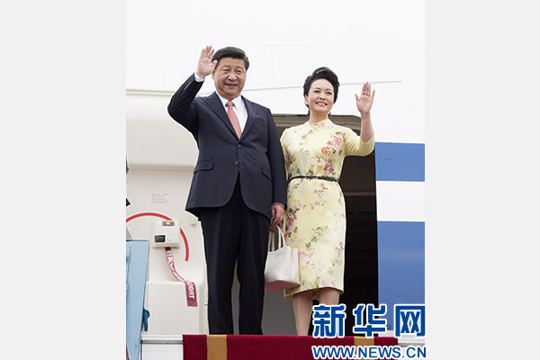 11月5日，中共中央總書記、國家主席習近平抵達越南首都河內(nèi)，開始對越南進行國事訪問。這是習近平和夫人彭麗媛步出艙門向歡迎人群揮手致意。新華社記者 李學仁 攝