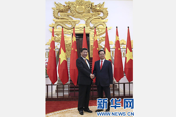 11月5日，中共中央總書(shū)記、國(guó)家主席習(xí)近平在河內(nèi)同越南總理阮晉勇舉行會(huì)談。 新華社記者 蘭紅光 攝