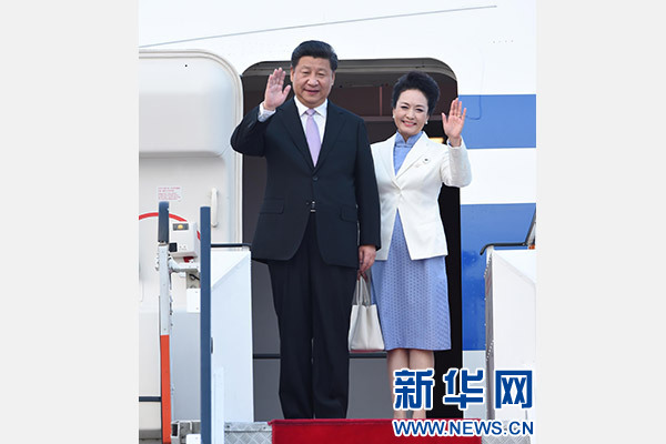 11月6日，國家主席習近平抵達新加坡，開始對新加坡進行國事訪問。這是習近平和夫人彭麗媛步出艙門。 新華社記者張鐸攝