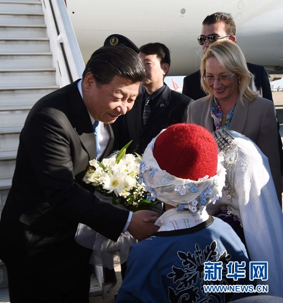 11月14日，國家主席習(xí)近平抵達(dá)土耳其安塔利亞，應(yīng)土耳其共和國總統(tǒng)埃爾多安邀請(qǐng)，出席二十國集團(tuán)領(lǐng)導(dǎo)人第十次峰會(huì)。這是土耳其兒童向習(xí)近平主席獻(xiàn)花。新華社記者 饒愛民 攝 