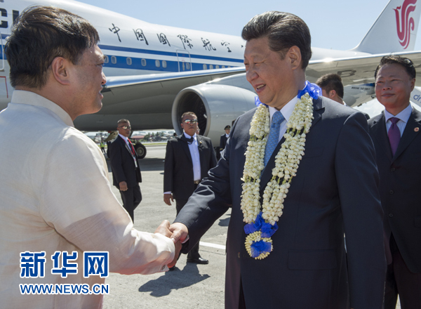 11月17日，國家主席習(xí)近平抵達(dá)菲律賓首都馬尼拉尼諾·阿基諾國際機場，出席即將舉行的亞太經(jīng)合組織第二十三次領(lǐng)導(dǎo)人非正式會議。菲律賓高級官員到機場迎接習(xí)近平主席。新華社記者李學(xué)仁攝