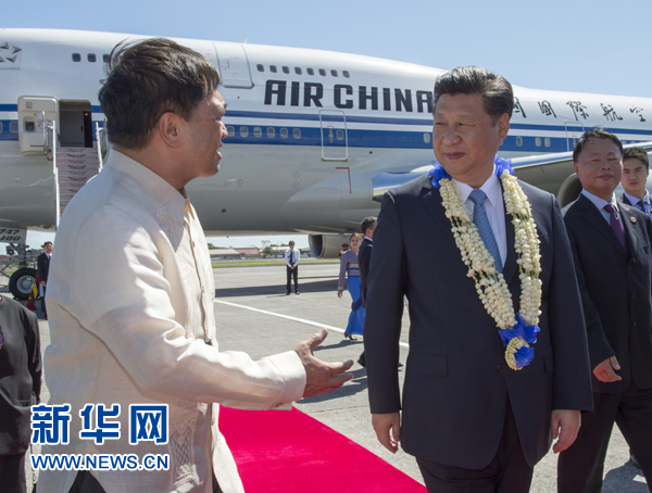 11月17日，國家主席習(xí)近平抵達(dá)菲律賓首都馬尼拉尼諾·阿基諾國際機場，出席即將舉行的亞太經(jīng)合組織第二十三次領(lǐng)導(dǎo)人非正式會議。菲律賓高級官員到機場迎接習(xí)近平主席。新華社記者李學(xué)仁攝