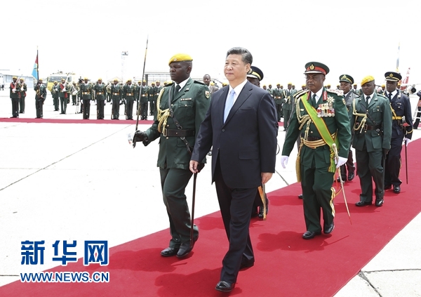 12月1日，中國國家主席習近平乘專機抵達津巴布韋首都哈拉雷，開始對津巴布韋進行國事訪問。津巴布韋總統(tǒng)穆加貝在機場舉行隆重歡迎儀式。這是習近平檢閱儀仗隊。新華社記者 黃敬文 攝 