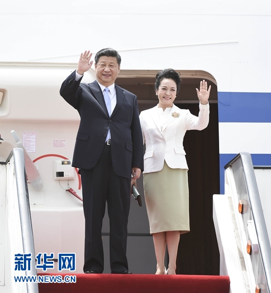12月1日，中國國家主席習近平乘專機抵達津巴布韋首都哈拉雷，開始對津巴布韋進行國事訪問。津巴布韋總統(tǒng)穆加貝在機場舉行隆重歡迎儀式。這是習近平和夫人彭麗媛向歡迎人群揮手致意。新華社記者 謝環(huán)馳 攝 
