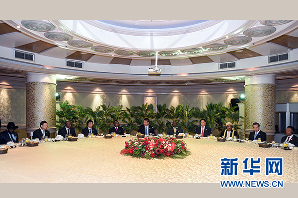 12月4日，國家主席習近平在約翰內(nèi)斯堡集體會見13位非洲國家領(lǐng)導(dǎo)人。 新華社記者 謝環(huán)馳 攝