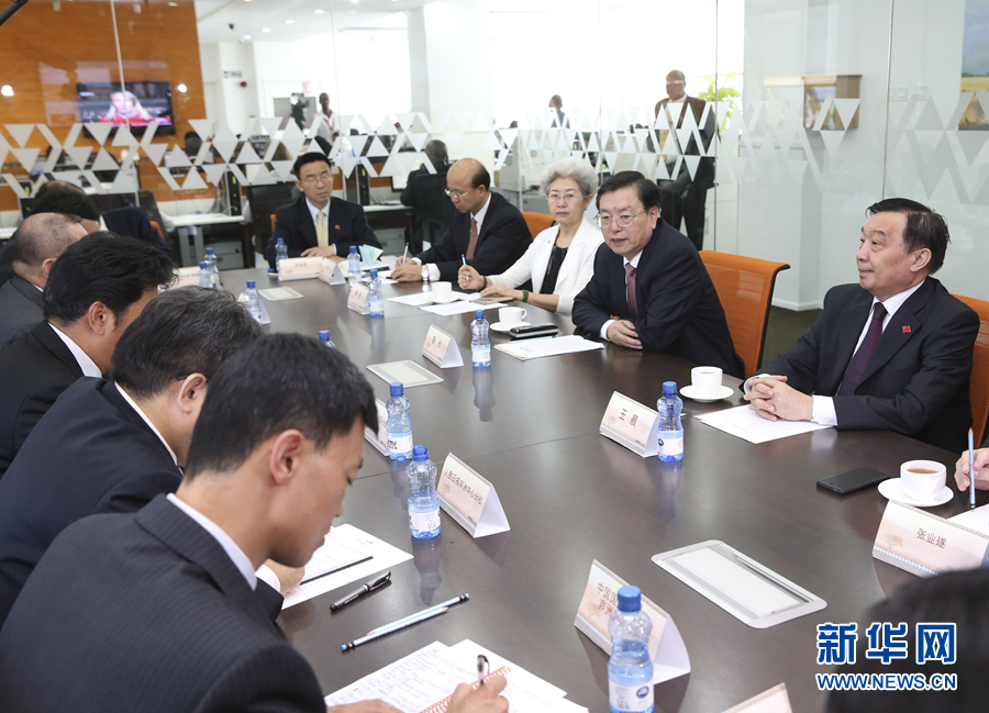 這是3月25日，張德江在肯尼亞首都內(nèi)羅畢考察中央電視臺非洲分臺并接見中央媒體駐非洲機構(gòu)負(fù)責(zé)人。 新華社記者馬占成攝