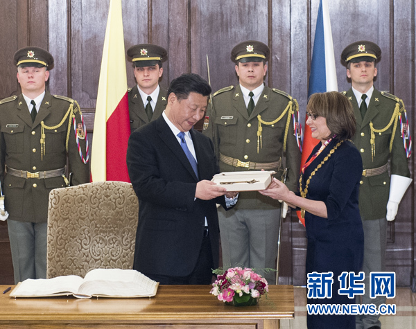 當(dāng)?shù)貢r(shí)間3月29日，國(guó)家主席習(xí)近平在捷克布拉格會(huì)見(jiàn)布拉格市長(zhǎng)科爾娜喬娃，并接受科爾娜喬娃代表該市贈(zèng)予的城市鑰匙。 新華社記者 王曄 攝