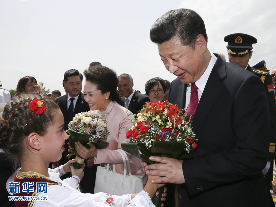  6月17日，國(guó)家主席習(xí)近平乘專機(jī)抵達(dá)貝爾格萊德，開始對(duì)塞爾維亞共和國(guó)進(jìn)行國(guó)事訪問。塞爾維亞少年兒童向習(xí)近平和夫人彭麗媛獻(xiàn)上鮮花。新華社記者 蘭紅光 攝 