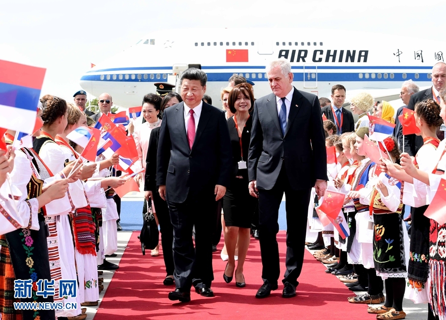 6月17日，國(guó)家主席習(xí)近平乘專機(jī)抵達(dá)貝爾格萊德，開始對(duì)塞爾維亞共和國(guó)進(jìn)行國(guó)事訪問。習(xí)近平和夫人彭麗媛在機(jī)場(chǎng)受到塞爾維亞總統(tǒng)尼科利奇夫婦的熱情迎接。新華社記者 饒愛民 攝