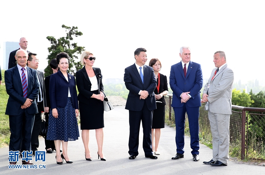 6月17日，中國國家主席習近平和夫人彭麗媛在塞爾維亞總統(tǒng)尼科利奇夫婦陪同下參觀具有悠久歷史的貝爾格萊德卡萊梅格丹公園。 新華社記者 馬占成 攝
