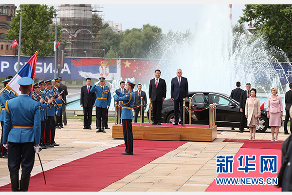  6月18日，國(guó)家主席習(xí)近平出席塞爾維亞總統(tǒng)尼科利奇在貝爾格萊德舉行的隆重歡迎儀式。 新華社記者馬占成攝