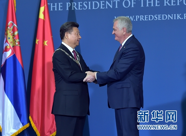 6月18日，國家主席習(xí)近平在貝爾格萊德同塞爾維亞總統(tǒng)尼科利奇舉行會談。會談后，尼科利奇向習(xí)近平授予塞爾維亞最高級別勛章“共和國一級榮譽(yù)勛章”，感謝習(xí)近平為中塞關(guān)系發(fā)展作出的杰出貢獻(xiàn)。新華社記者 李濤 攝 