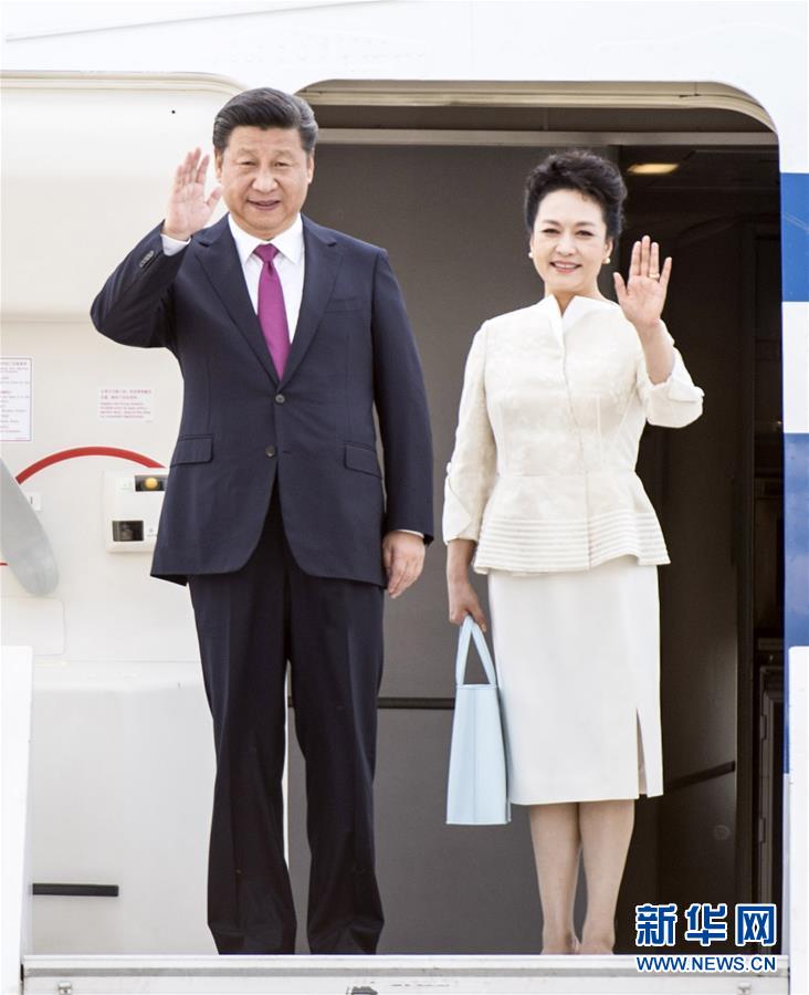 6月19日，國(guó)家主席習(xí)近平抵達(dá)華沙，開始對(duì)波蘭共和國(guó)進(jìn)行國(guó)事訪問。這是習(xí)近平和夫人彭麗媛步出艙門。 新華社記者 謝環(huán)馳 攝 