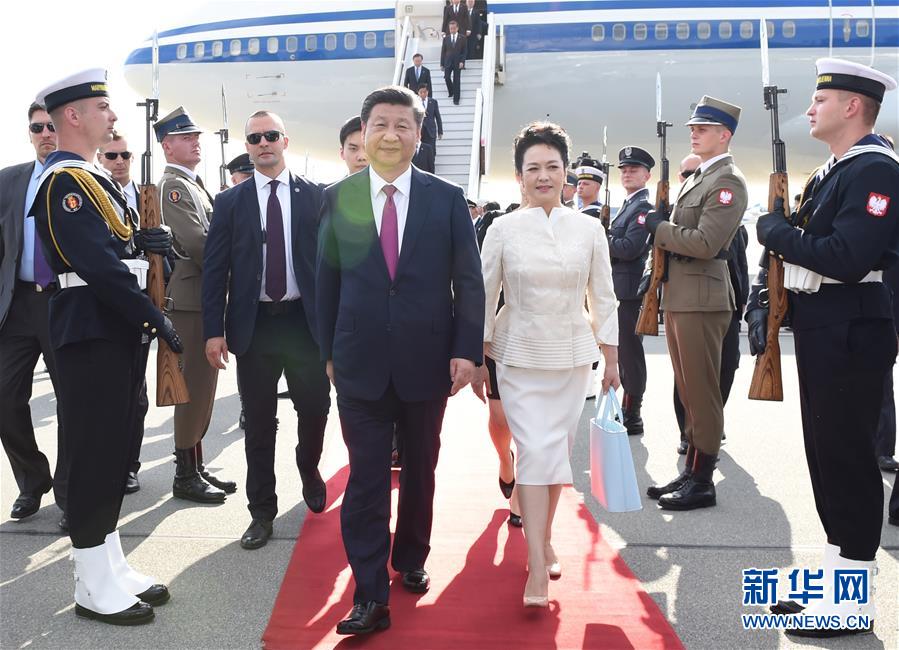 6月19日，國(guó)家主席習(xí)近平抵達(dá)華沙，開始對(duì)波蘭共和國(guó)進(jìn)行國(guó)事訪問。這是習(xí)近平和夫人彭麗媛走下飛機(jī)。 新華社記者 饒愛民 攝
