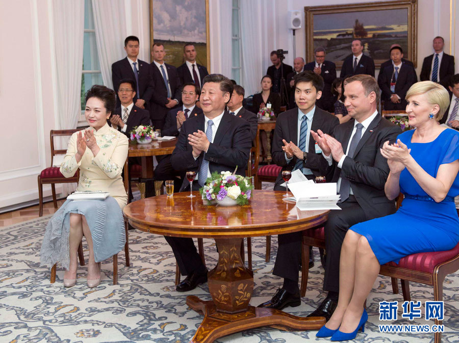 6月19日，國(guó)家主席習(xí)近平和夫人彭麗媛下午抵達(dá)波蘭首都華沙，當(dāng)晚即應(yīng)邀來(lái)到貝爾維德宮做客。這是習(xí)近平和彭麗媛同杜達(dá)夫婦共同欣賞波蘭馬佐夫舍民族歌舞團(tuán)的精彩演出。新華社記者 謝環(huán)馳 攝 