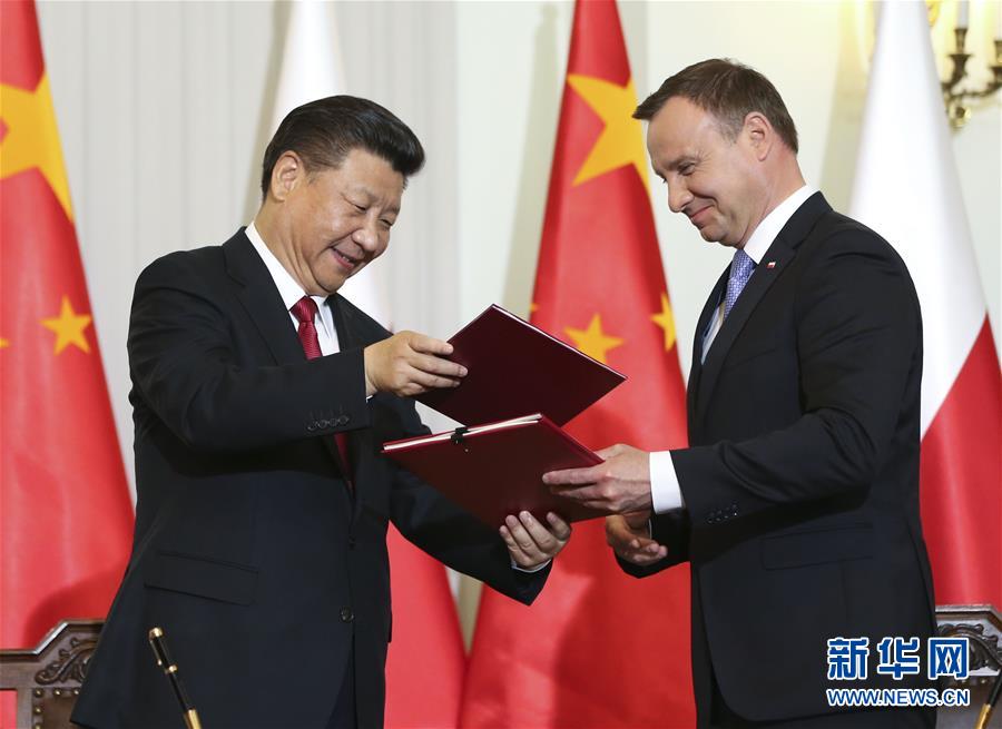 6月20日，國家主席習(xí)近平在華沙同波蘭總統(tǒng)杜達(dá)舉行會談。這是會談后，兩國元首共同簽署《中華人民共和國和波蘭共和國關(guān)于建立全面戰(zhàn)略伙伴關(guān)系的聯(lián)合聲明》。新華社記者蘭紅光攝