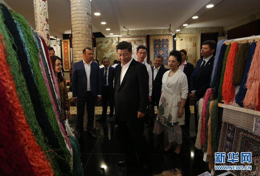 6月21日下午，正在對(duì)烏茲別克斯坦進(jìn)行國(guó)事訪問(wèn)的國(guó)家主席習(xí)近平在烏茲別克斯坦總理米爾濟(jì)約耶夫陪同下，來(lái)到布哈拉古城參觀這座被稱為“絲綢之路活化石”的歷史文化名城。這是習(xí)近平和夫人彭麗媛參觀一家地毯和絲綢作坊。新華社記者蘭紅光攝