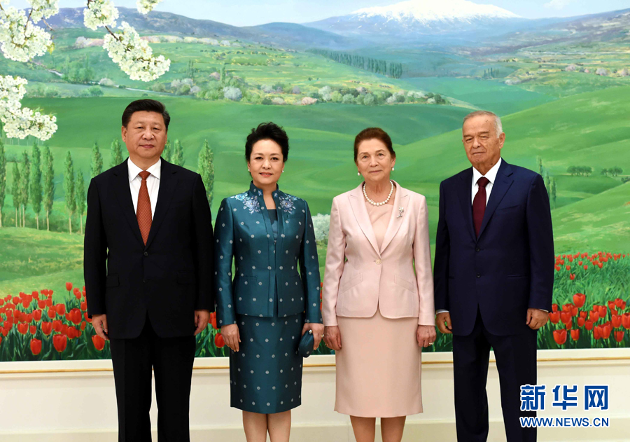 6月22日，國家主席習(xí)近平在塔什干庫克薩萊國賓館同烏茲別克斯坦總統(tǒng)卡里莫夫舉行會(huì)談。會(huì)談前，習(xí)近平出席卡里莫夫舉行的歡迎儀式。習(xí)近平和夫人彭麗媛受到卡里莫夫和夫人卡里莫娃熱情迎接。新華社記者饒愛民攝