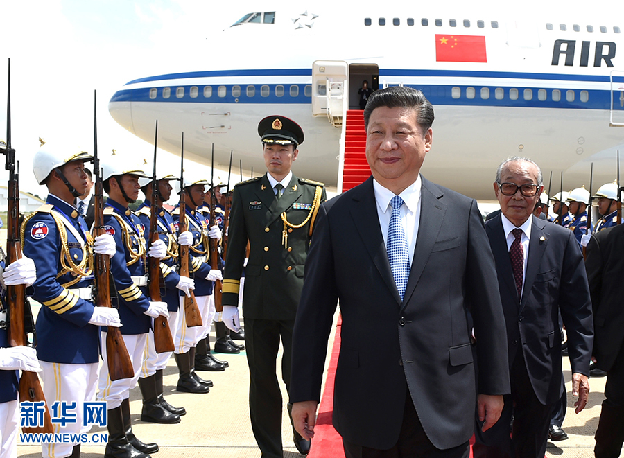 10月13日，國(guó)家主席習(xí)近平乘專機(jī)抵達(dá)金邊國(guó)際機(jī)場(chǎng)，開(kāi)始對(duì)柬埔寨王國(guó)進(jìn)行國(guó)事訪問(wèn)。柬埔寨副首相兼王宮事務(wù)大臣貢桑奧親王和夏卡朋親王、阿倫公主等在舷梯旁熱情迎接習(xí)近平主席。新華社記者　謝環(huán)馳　攝